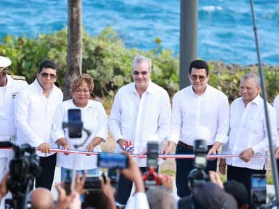 Abinader y Collado inauguran remozamiento del malecón de SDE Abinader y Collado inauguran remozamiento del malecón de SDE