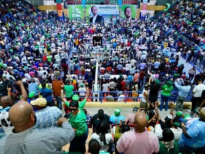 Leonel Fernández encabeza juramentación en Barahona Leonel Fernández encabeza juramentación en Barahona