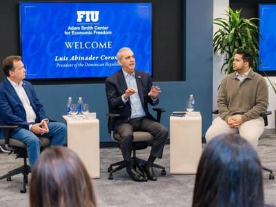 Luis Abinader llega a Miami y se reúne con jóvenes Luis Abinader llega a Miami y se reúne con jóvenes