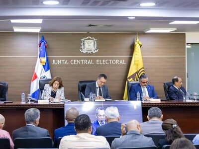 JCE prohíbe publicación de encuestas fuera de precampaña JCE prohíbe publicación de encuestas fuera de precampaña
