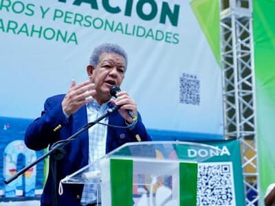 Leonel afirma que el gobierno del PRM lleva al país en reversa Leonel afirma que el gobierno del PRM lleva al país en reversa