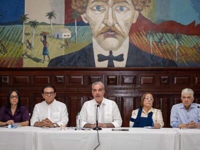 Abinader dialoga con líderes comunitarios y evalúa obras en Santiago Abinader dialoga con líderes comunitarios y evalúa obras en Santiago