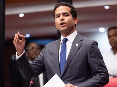 Mayoría del Senado tumba propuesta de Omar para indexar salarios Mayoría del Senado tumba propuesta de Omar para indexar salarios