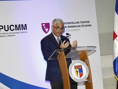 Politólogo dice democracia mundial está en peligro, pero es resiliente Politólogo dice democracia mundial está en peligro, pero es resiliente