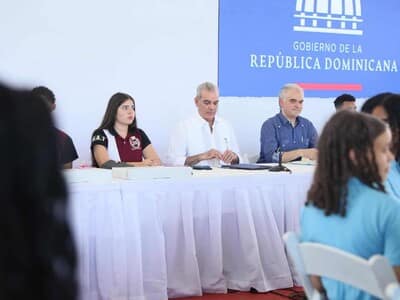 Presidente Abinader impulsa inglés y tecnología en estudiantes Presidente Abinader impulsa inglés y tecnología en estudiantes