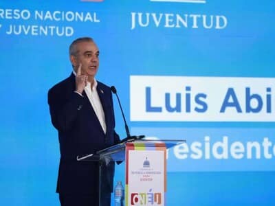 Abinader reitera que combatirá la corrupción “sea quien sea” Abinader reitera que combatirá la corrupción “sea quien sea”