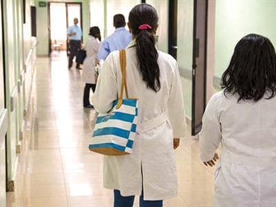 Cambio al Código Penal busca blindar a médicos en atenciones Cambio al Código Penal busca blindar a médicos en atenciones