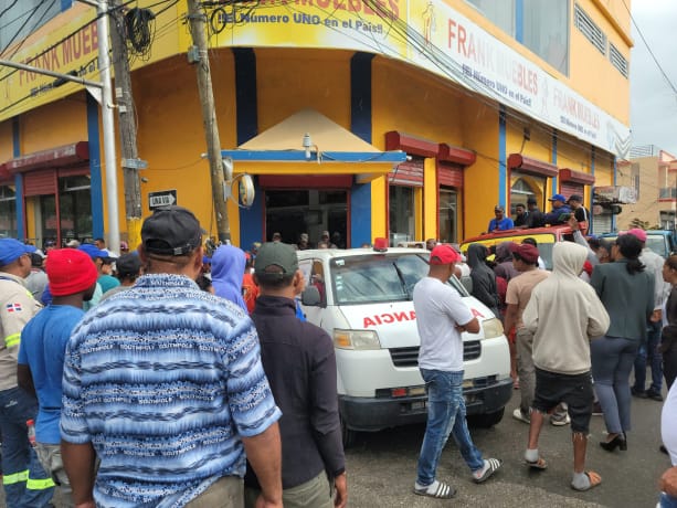 Dos empleados de una tienda mueren electrocutados y el gerente resulta herido en Hato Mayor Dos empleados de una tienda mueren electrocutados y el gerente resulta herido en Hato Mayor