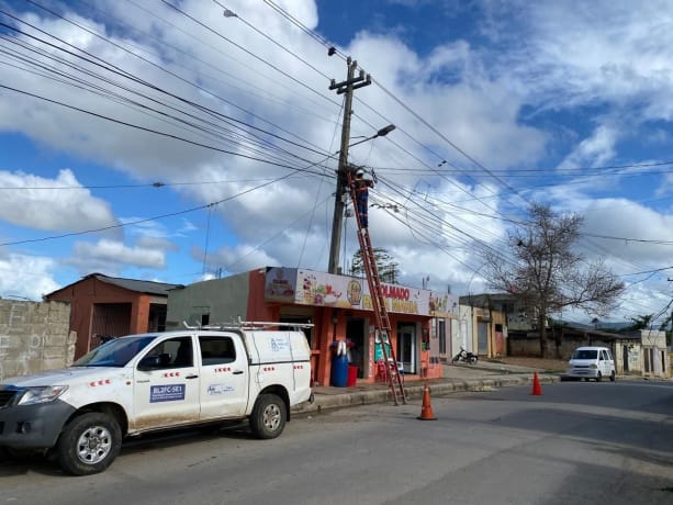 Edeeste desmantela 600 conexiones ilegales y capta nuevos clientes en El Seibo y SPM Edeeste desmantela 600 conexiones ilegales y capta nuevos clientes en El Seibo y SPM