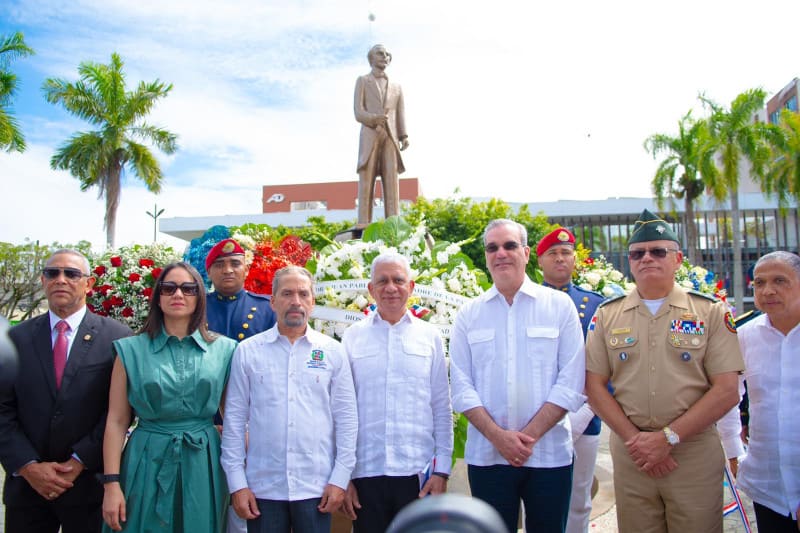 Presidente Abinader rinde tributo a Juan Pablo Duarte a 212 años de su natalicio Presidente Abinader rinde tributo a Juan Pablo Duarte a 212 años de su natalicio