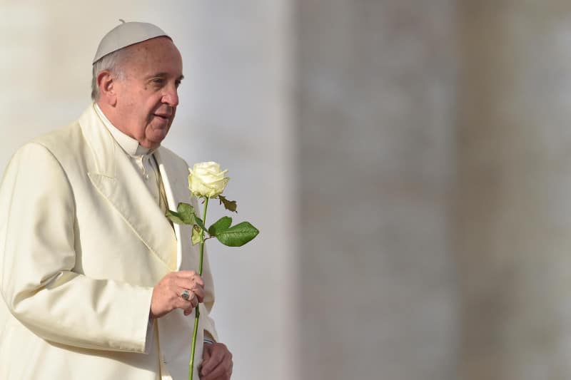 El papa Francisco mejora «gradualmente» tras 23 días hospitalizado El papa Francisco mejora «gradualmente» tras 23 días hospitalizado