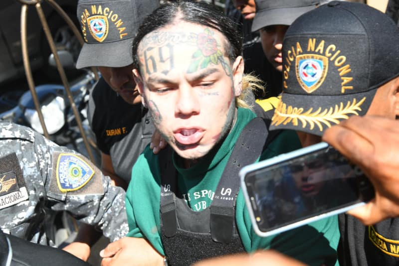 Agentes federales allanan la casa de Tekashi 6ix9ine en Florida Agentes federales allanan la casa de Tekashi 6ix9ine en Florida