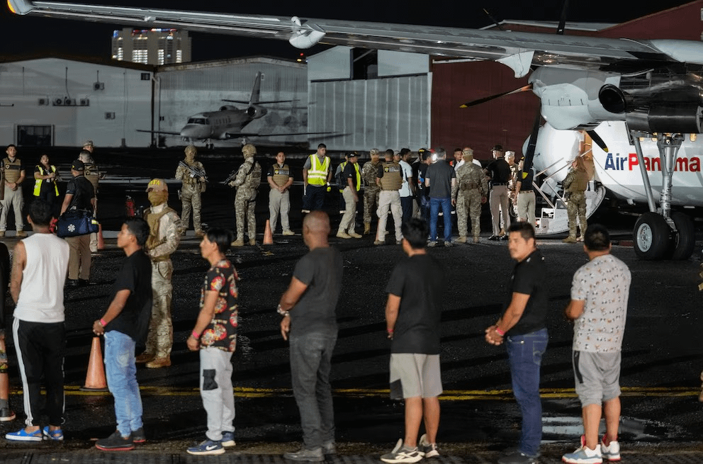 Ecuatorianos deportados de EU recibirán 470 dólares mensuales Ecuatorianos deportados de EU recibirán 470 dólares mensuales